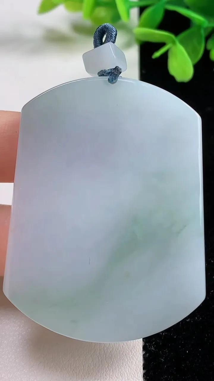 天然A货翡翠无事牌吊坠，尺寸54.7-41.6-5.3，重量:32.88g
11月3日