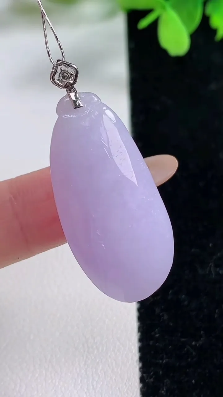 天然A货翡翠18K金紫罗兰福瓜吊坠，尺寸33.4-16-9.5，重量:9.47g
11月3日