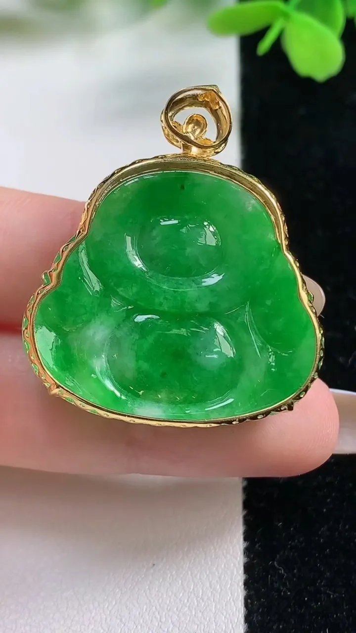 天然A货翡翠佛公吊坠，尺寸36-27.5-32.3-9.4，重量:10.00g
11月3日