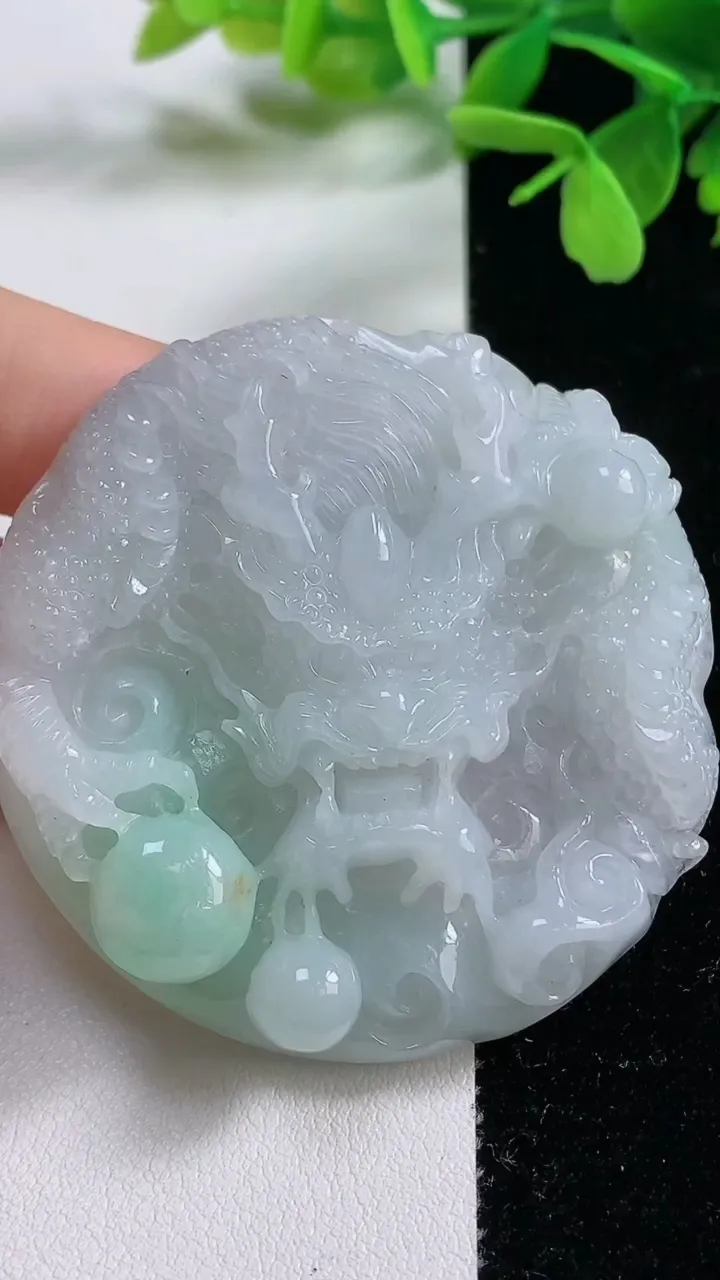 天然A货翡翠龙牌吊坠，尺寸54.6-11.2，重量:58.94g
11月3日