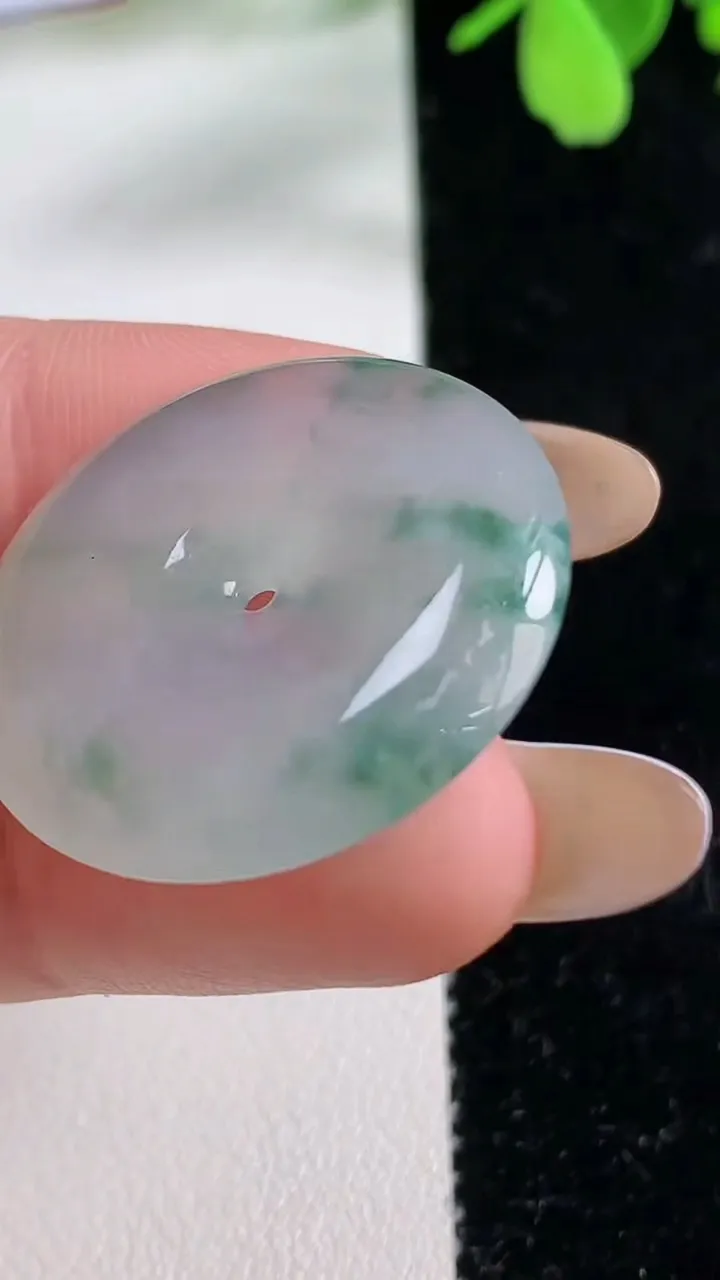 天然A货翡翠冰种飘花平安扣吊坠，尺寸27.5-5.7，重量:8.97g
11月3日