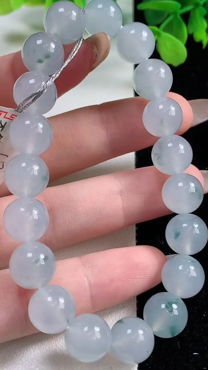 天然A货翡翠种飘花圆珠手串，尺寸10-19颗，重量:32.89g11月3日
工厂直销收藏佳品,种好水足，色泽均匀，有种有色，上手高大气！