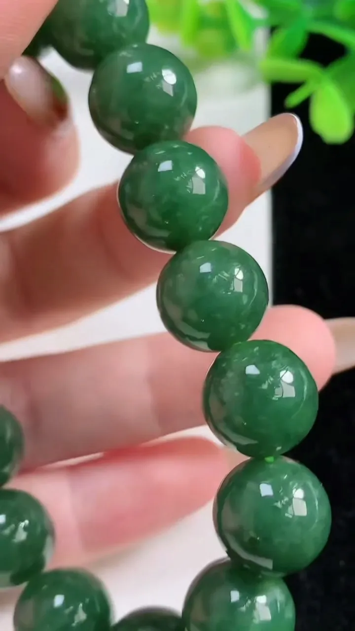 天然A货翡翠圆珠手串，尺寸12.6-16颗，重量:55.61g11月3日
工厂直销收藏佳品,种好水足，色泽均匀，有种有色，上手高大气！
