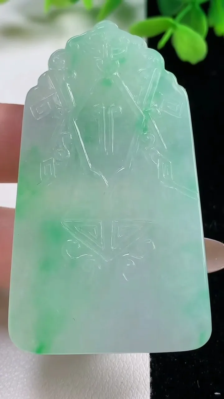 天然A货翡翠仿古无事牌吊坠，尺寸62.3-32.2-5.6，重量:31.79g
11月3日