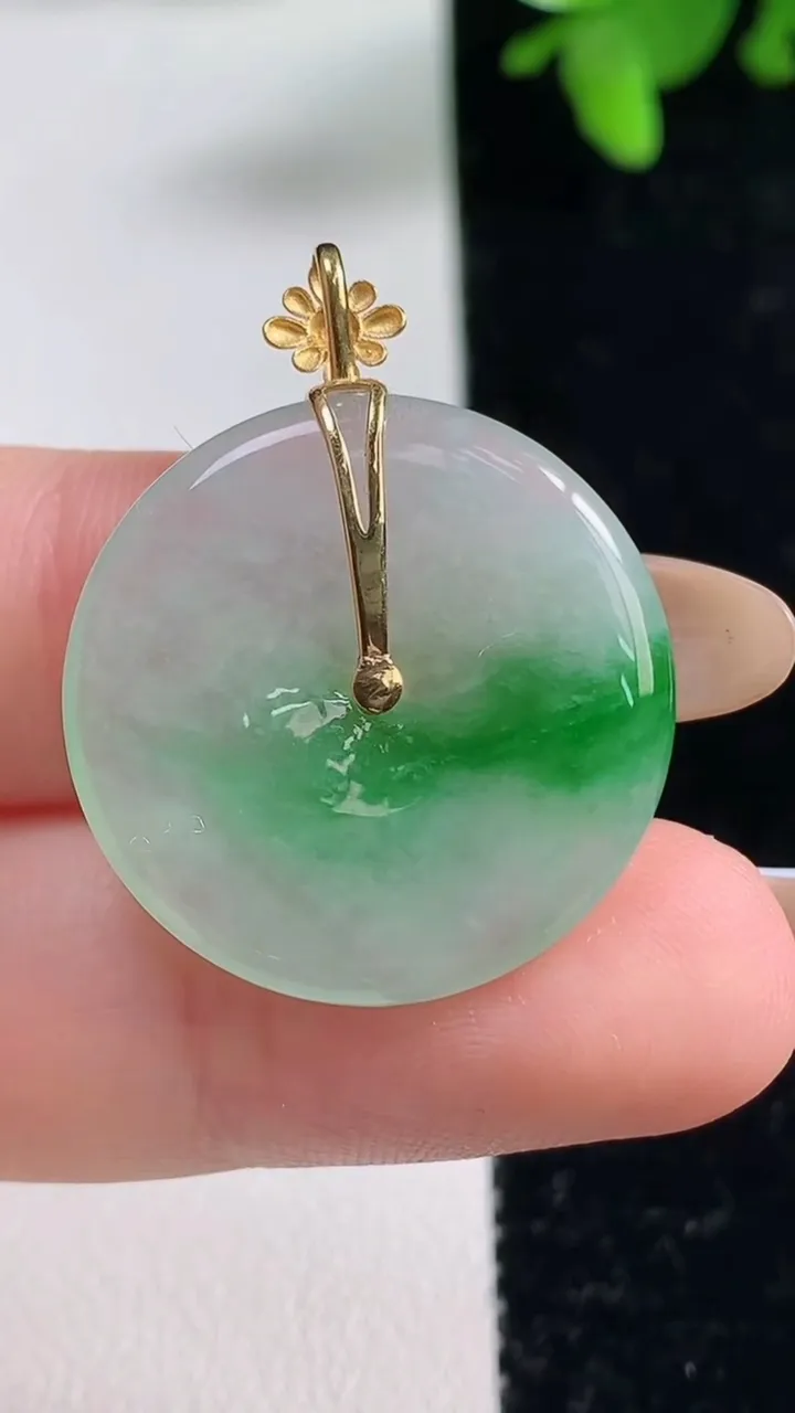 天然A货翡翠平安扣吊坠，尺寸24-3.8，重量:5.38g
11月3日