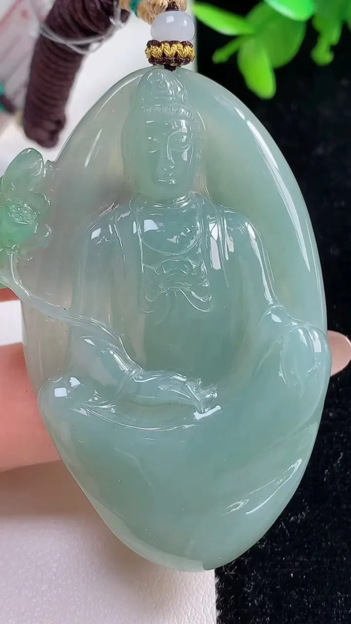 天然A货翡翠大势至菩萨吊坠，尺寸59.5-37.2-8.3，重量:39.33g
11月3日