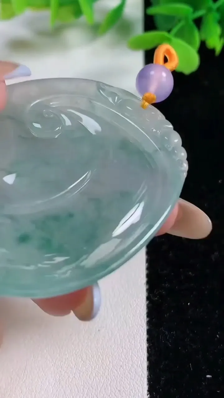 天然A货翡翠种飘花如意吊坠，尺寸56.8-46.8-7.4，重量:40.38g
11月3日