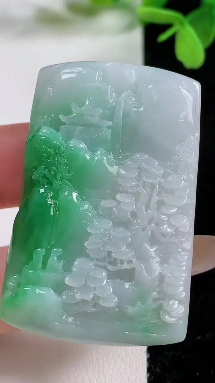 天然A货翡翠山水牌吊坠，尺寸48.7-31.7-9.3，重量:30.77g
11月3日