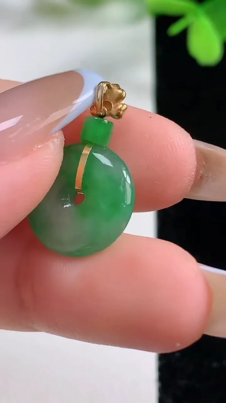 天然A货翡翠平安扣吊坠，尺寸14.2-3.4，重量:1.71g
11月3日