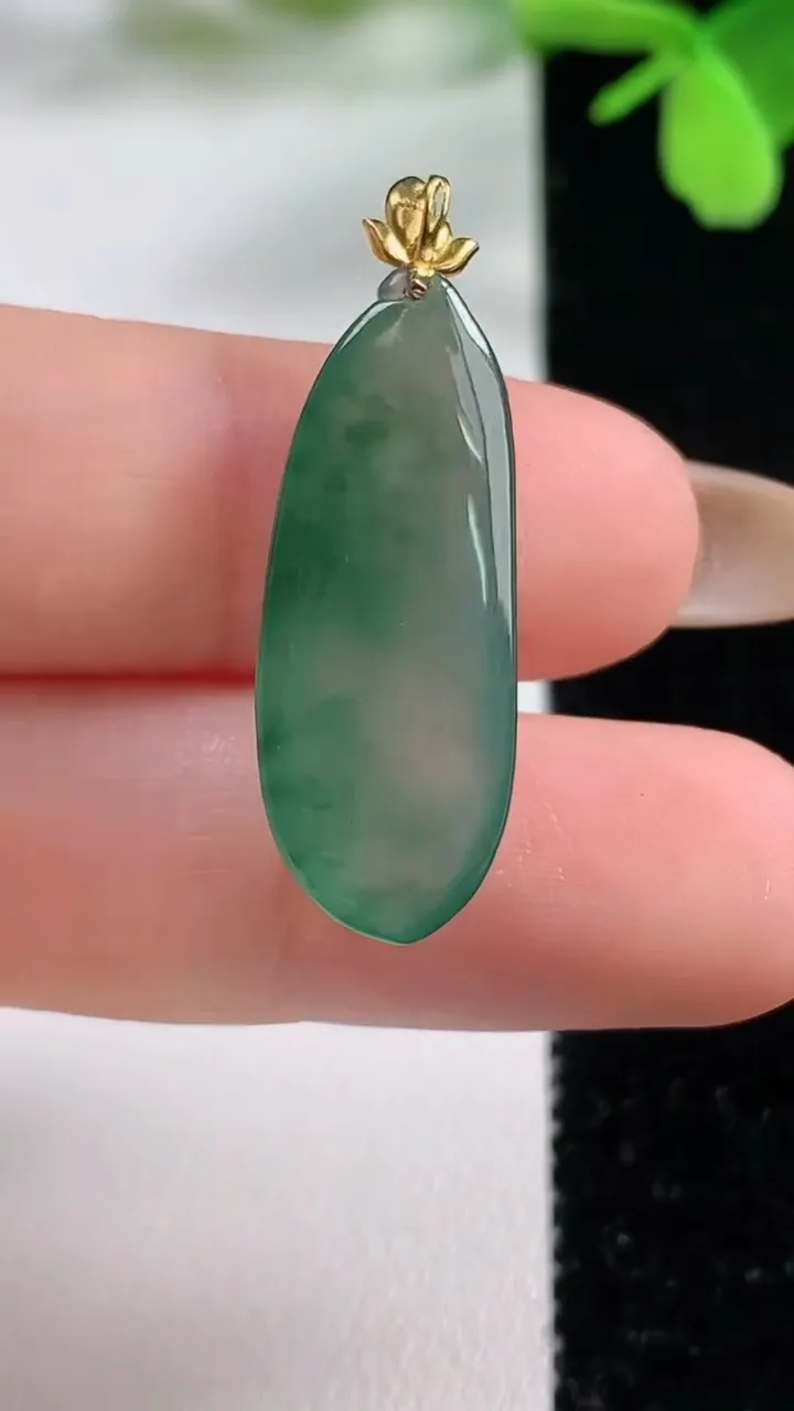 天然A货翡翠福瓜吊坠，尺寸27.2-10.2-5.3，重量:3.07g
11月3日