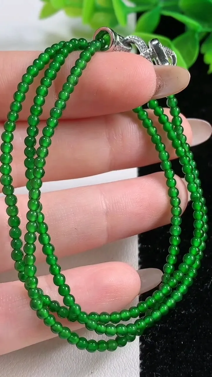 天然A货翡翠小米珠项链，尺寸2.5-215颗，重量:7.93g11月3日
工厂直销收藏佳品,种好水足，色泽均匀，有种有色，上手高大气！