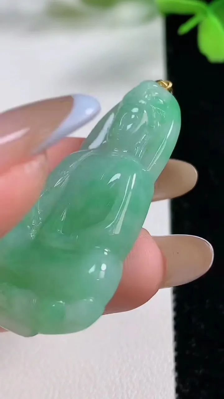 天然A货翡翠观音菩萨吊坠，尺寸44.3-23.5-5.4，重量:11.58g
11月3日