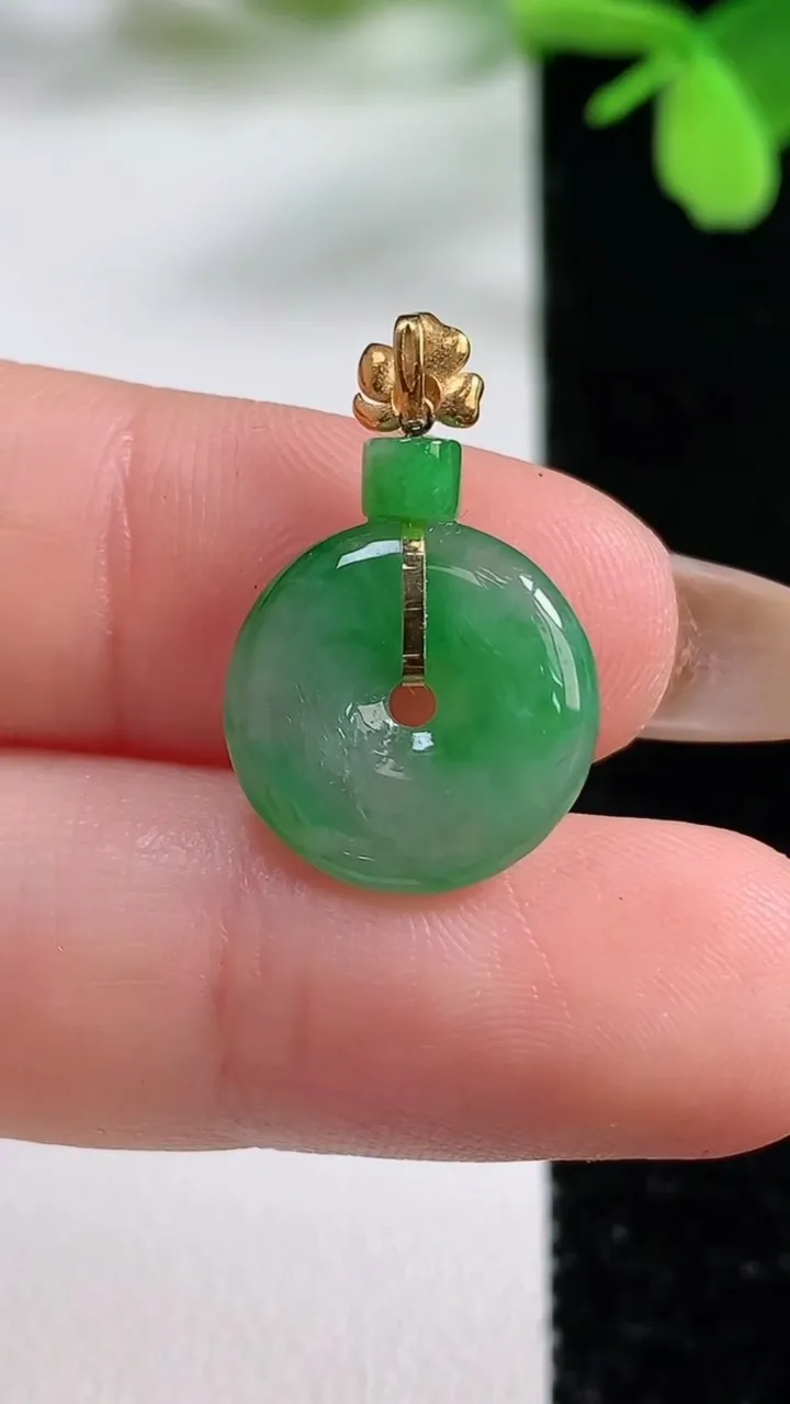 天然A货翡翠平安扣吊坠，尺寸14.2-3.4，重量:1.71g
11月3日