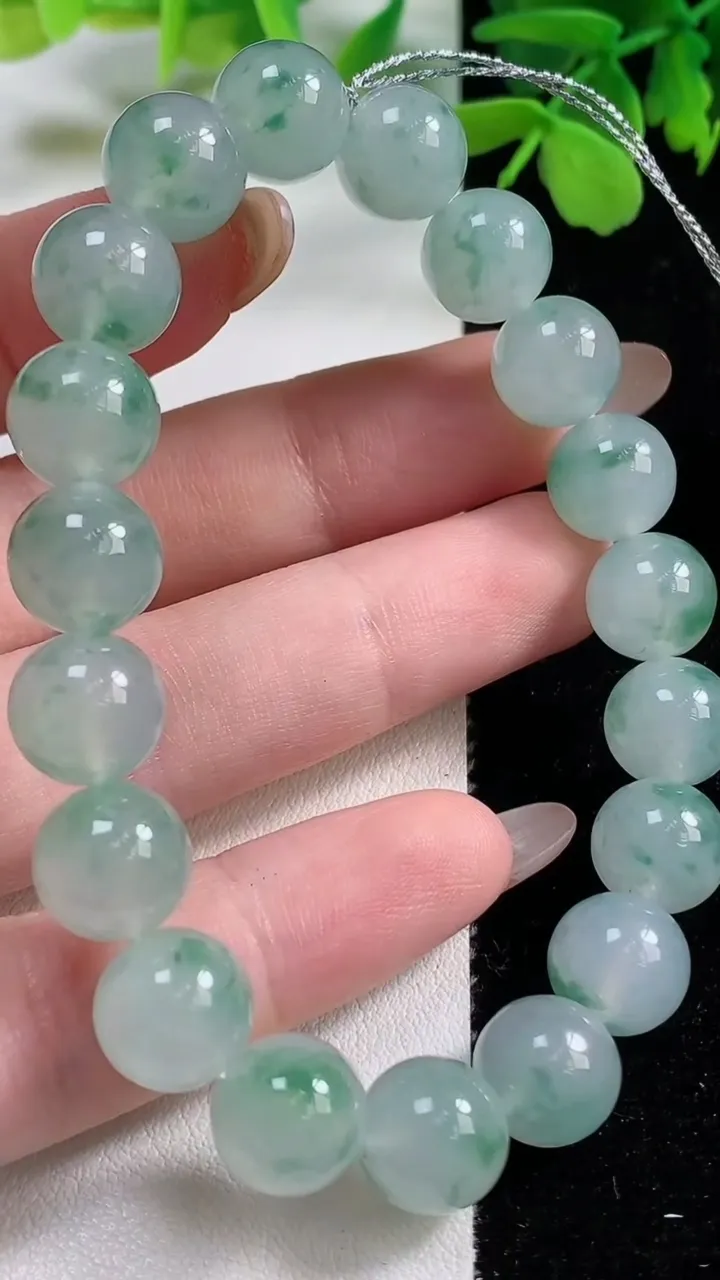 天然A货翡翠种飘花圆珠手串，尺寸10-19颗，重量:32.58g11月3日
工厂直销收藏佳品,种好水足，色泽均匀，有种有色，上手高大气！