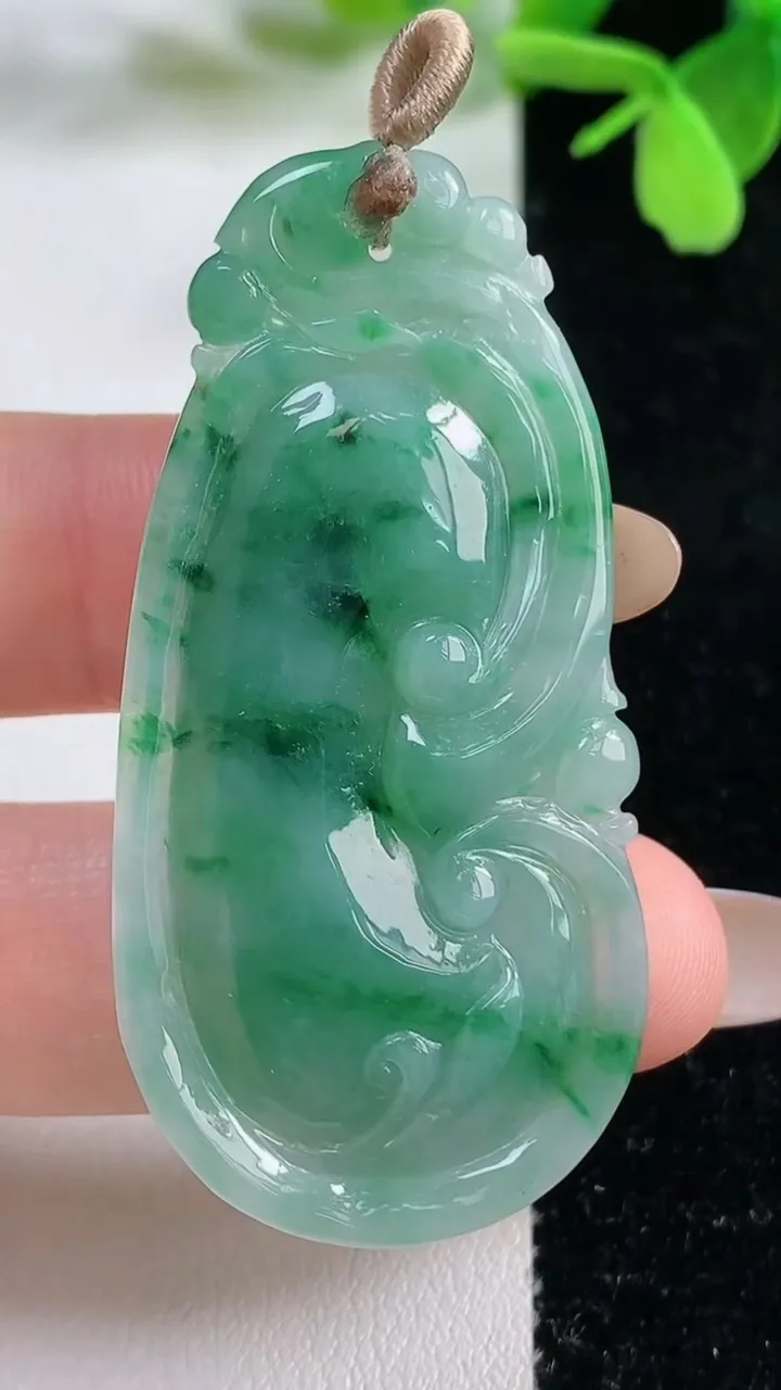 天然A货翡翠如意吊坠，尺寸53-26.1-4.8，重量:12.27g
11月3日