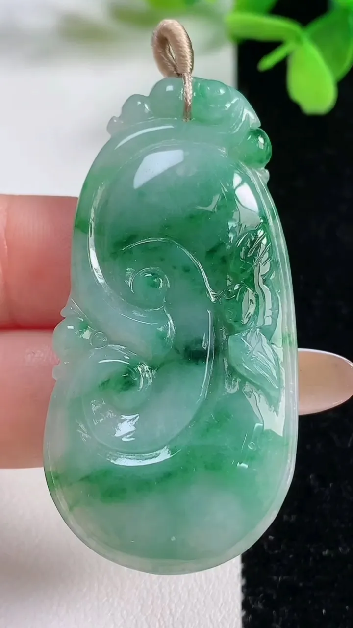 天然A货翡翠如意吊坠，尺寸53-26.1-4.8，重量:12.27g
11月3日