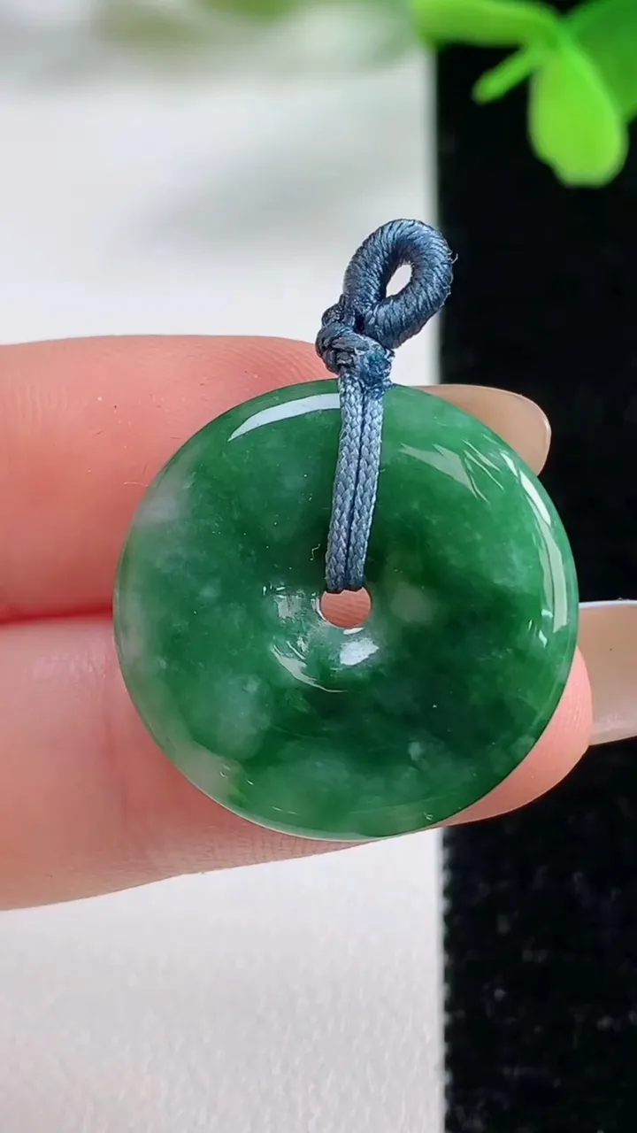 天然A货翡翠平安扣吊坠，尺寸23-3.5，重量:4.02g
11月3日