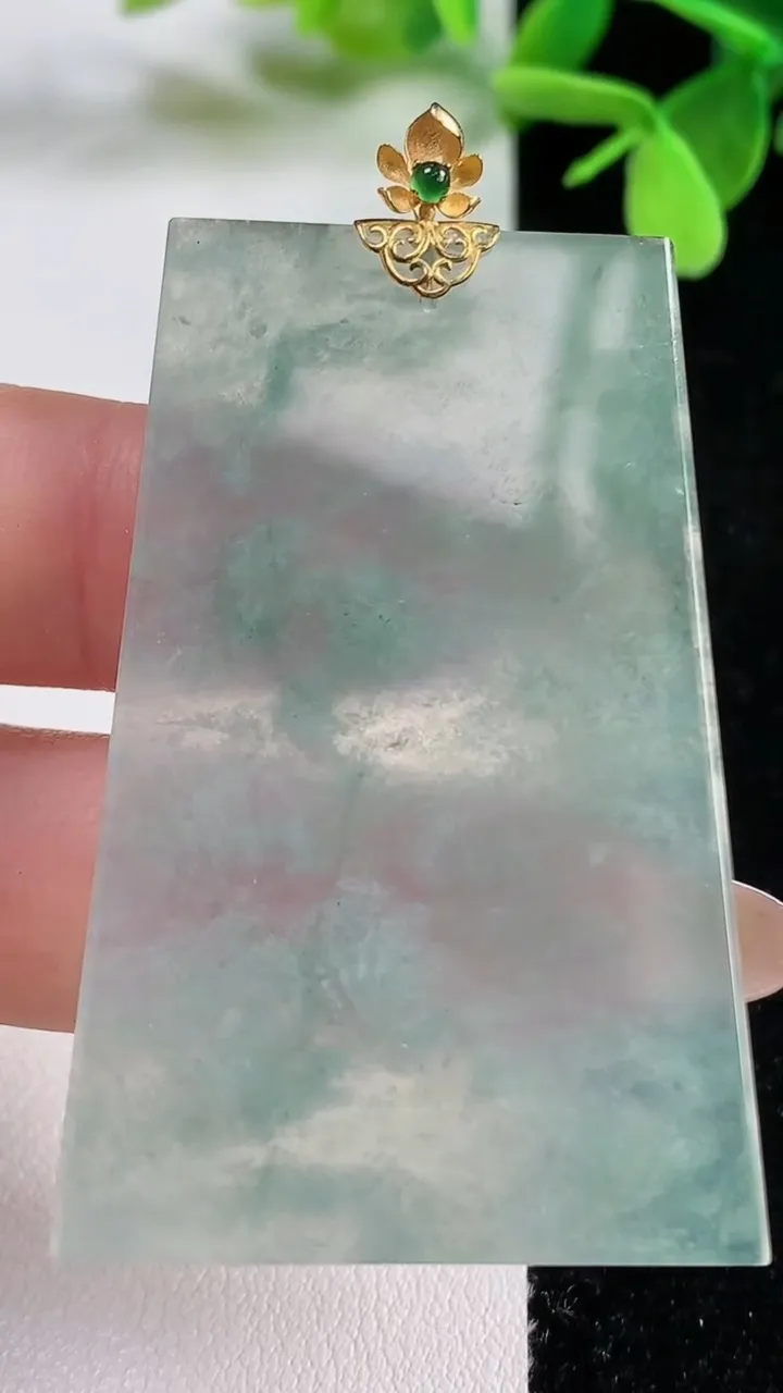 天然A货翡翠种飘花无事牌吊坠，尺寸51.6-32.7-2.7，重量:14.86g
11月3日