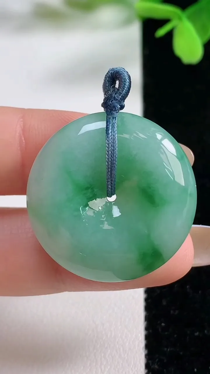 天然A货翡翠平安扣吊坠，尺寸28.2-6.7，重量:11.62g
11月3日