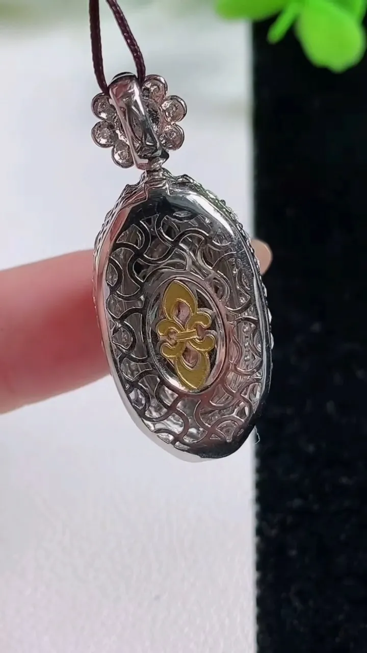 天然A货翡翠蛋面吊坠，尺寸35.4-14.8-10.2，裸石20.6-10.8重量:6.44g
11月3日