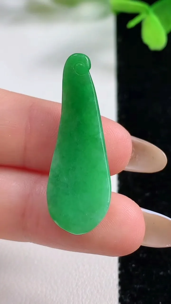 天然A货翡翠福瓜吊坠，尺寸35.3-13-5.2，重量:3.62g
11月3日