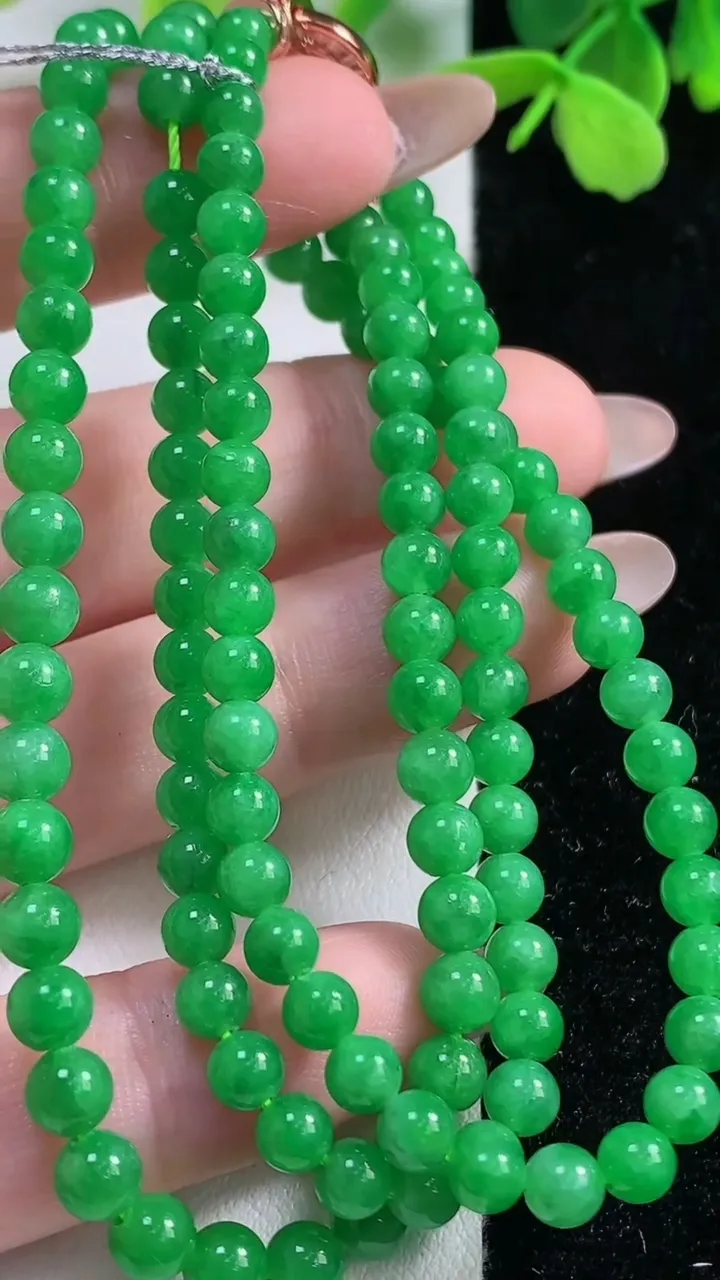 天然A货翡翠圆珠项链，尺寸4.7-123颗，重量:24.15g11月3日
工厂直销收藏佳品,种好水足，色泽均匀，有种有色，上手高大气！