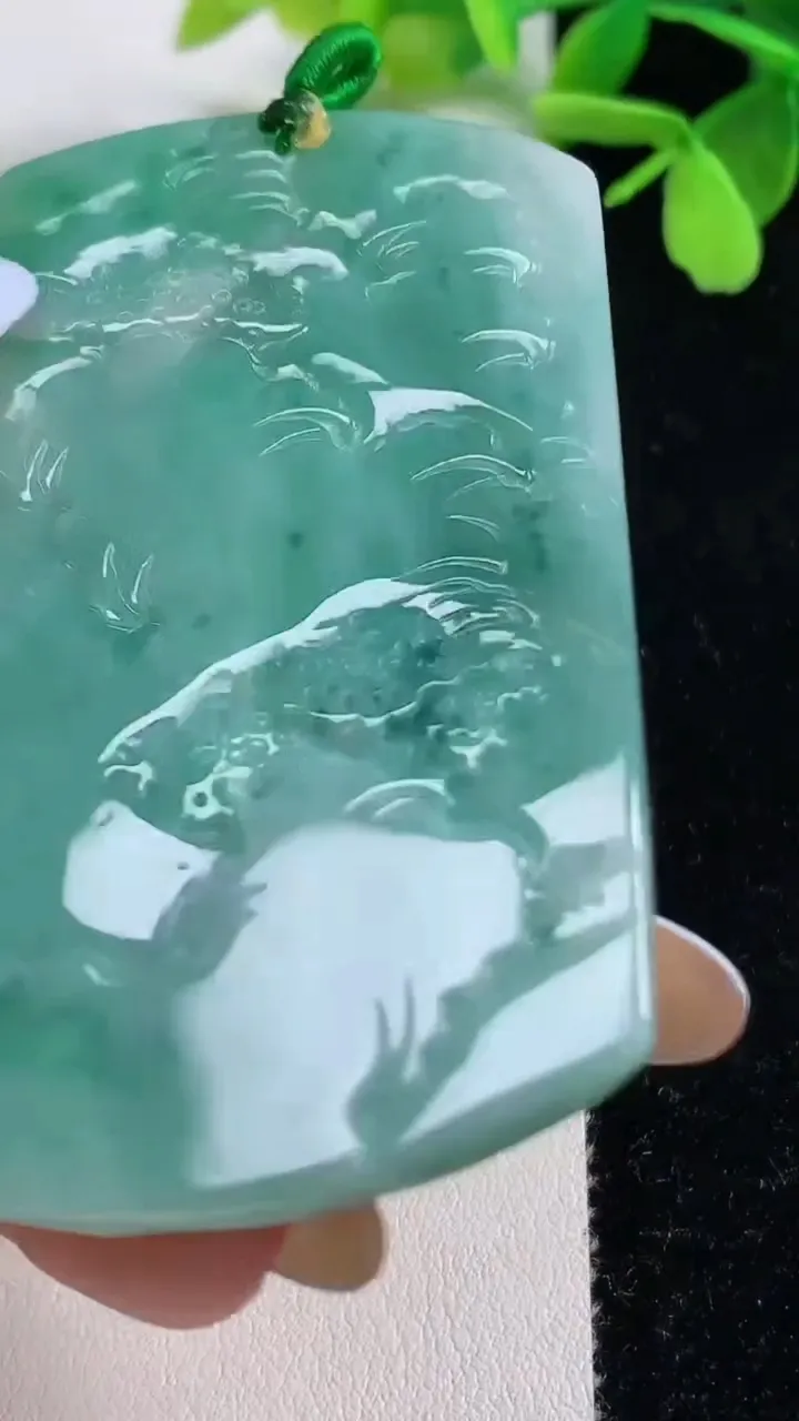 天然A货翡翠山水牌吊坠，尺寸68.5-46.8-6.3，重量:39.23g
11月3日