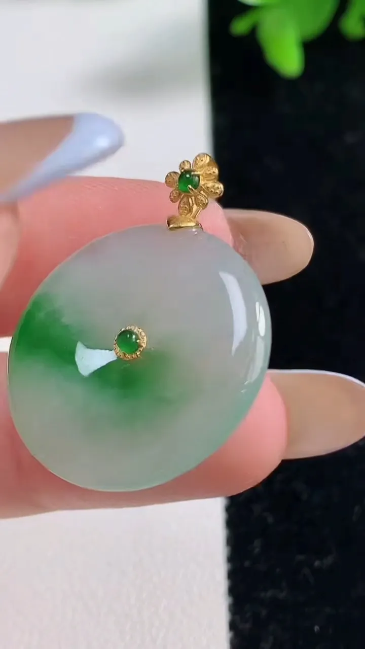 天然A货翡翠平安扣吊坠，尺寸24-3.8，重量:5.38g
11月3日