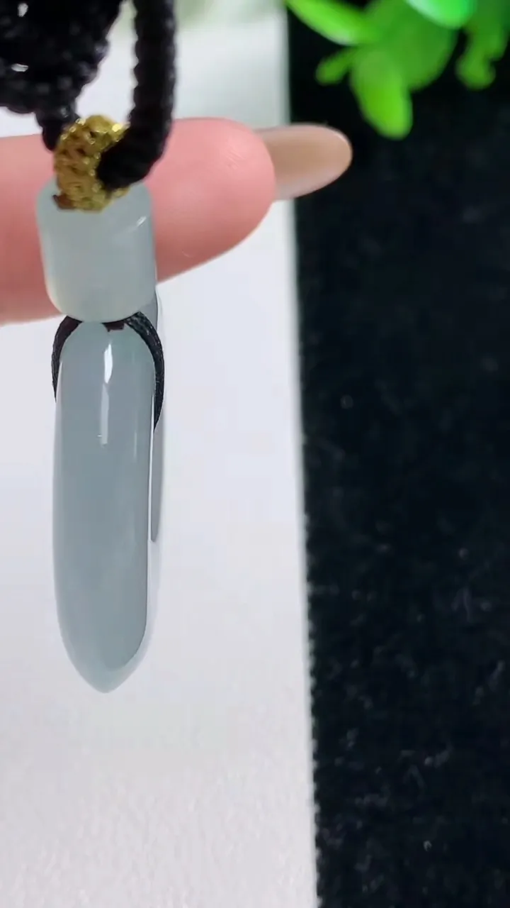 天然A货翡翠平安扣吊坠，尺寸29.8-5.9，重量:14.80g
11月3日