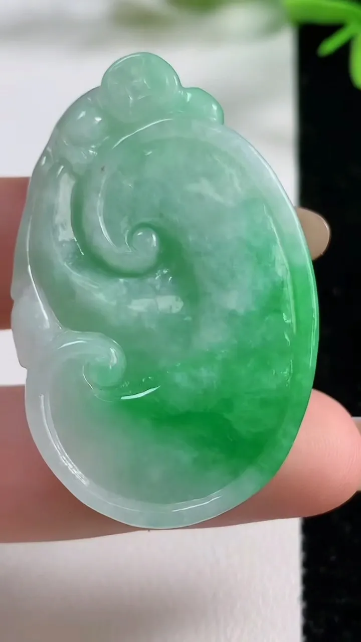 天然A货翡翠如意吊坠，尺寸44.8-28.4-6.4，重量:15.40g
11月3日