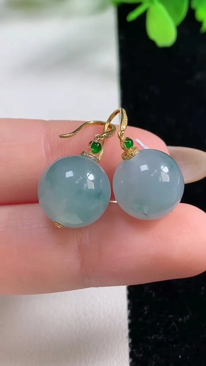 天然A货翡翠种飘花圆珠耳坠，尺寸11.8，重量:9.73g11月3日
工厂直销收藏佳品,种好水足，色