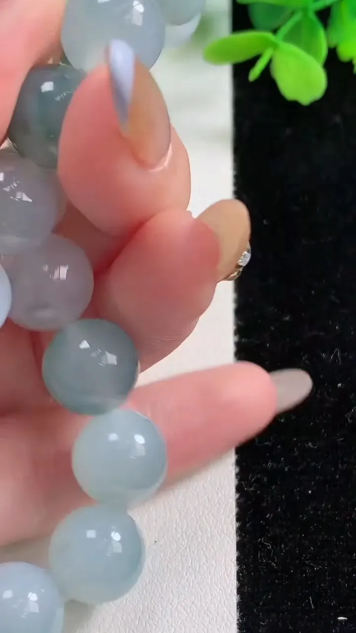 天然A货翡翠种飘花圆珠手串，尺寸11.8-17颗，重量:47.12g11月3日
工厂直销收藏佳品,种好水足，色泽均匀，有种有色，上手高大气！