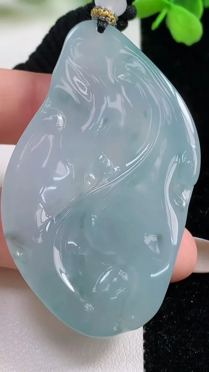 天然A货翡翠种飘花无相观音吊坠，尺寸60.5-34-8.3，重量:42.99g
11月3日