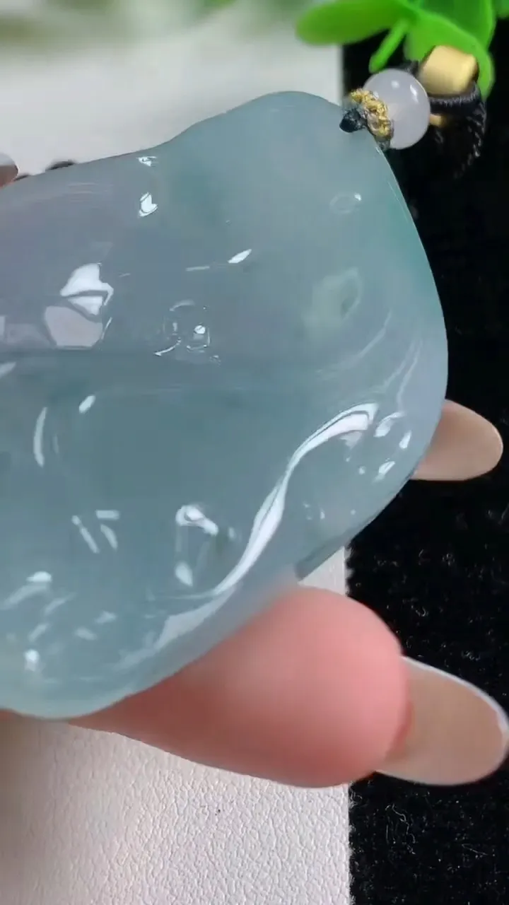 天然A货翡翠种飘花无相观音吊坠，尺寸60.5-34-8.3，重量:42.99g
11月3日