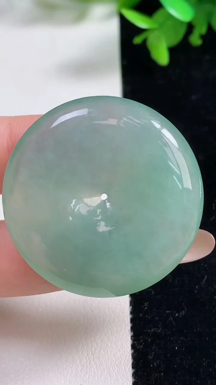 天然A货翡翠平安扣吊坠，尺寸37.8-6.7，重量:20.63g
11月3日