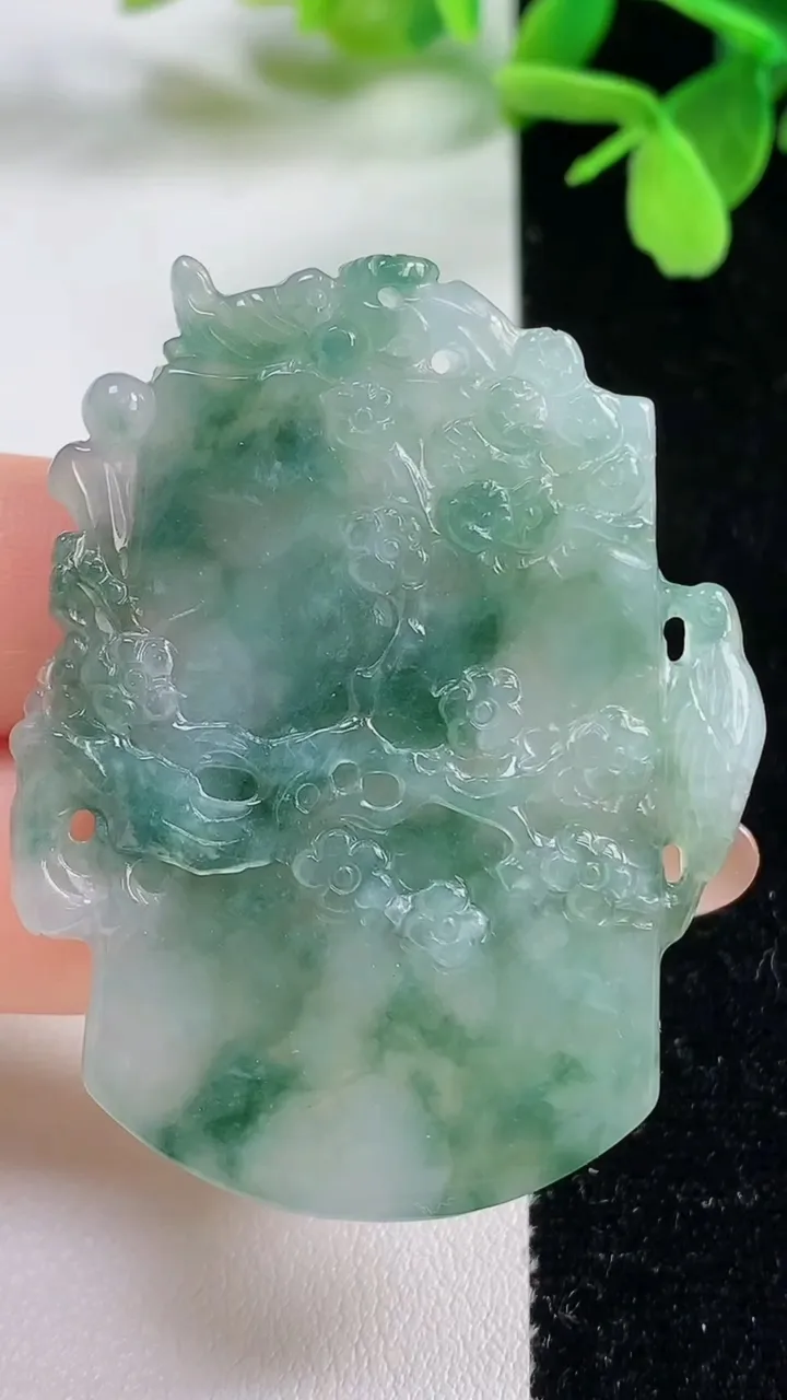 天然A货翡翠冰种飘花鸟语花香吊坠，尺寸49.7-40-4.6，重量:22.18g
11月3日