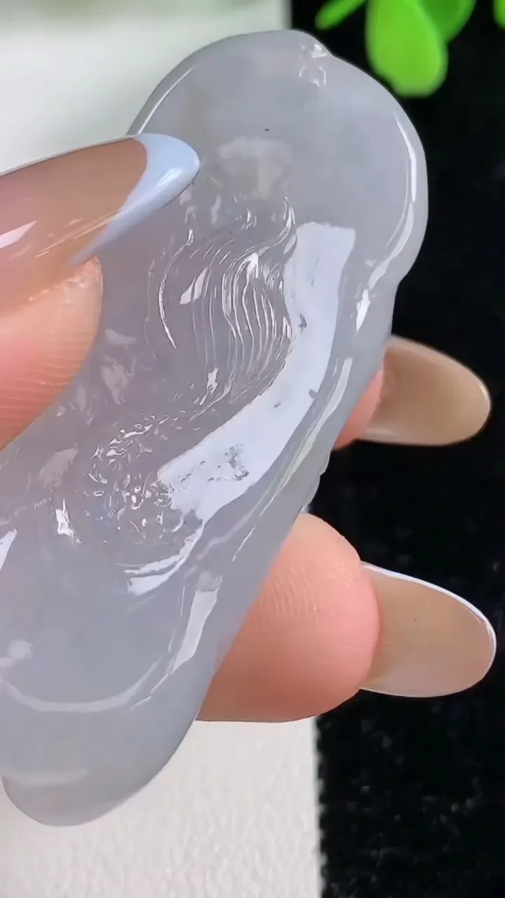 天然A货翡翠龙牌吊坠，尺寸52.6-20.7-13.2，重量:26.10g
11月3日