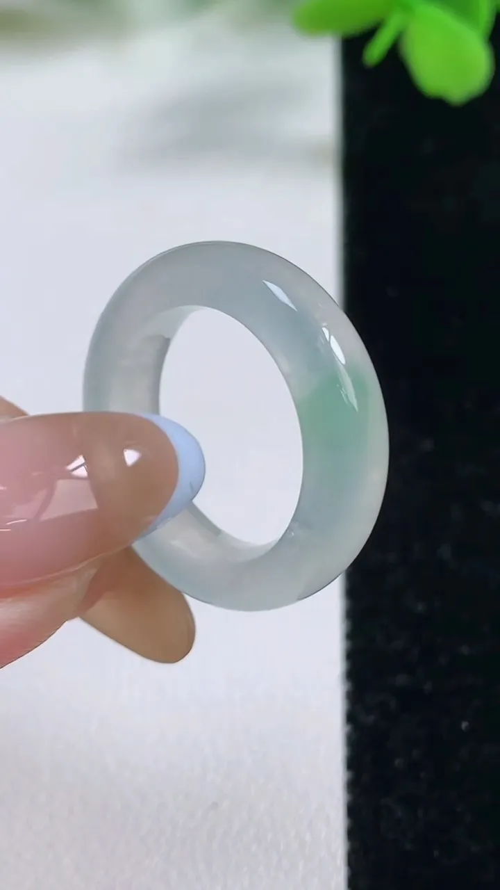 天然A货翡翠指环戒指，尺寸16.6-5.3-4.2，重量:4.60g2025年11月3日
工厂直销收