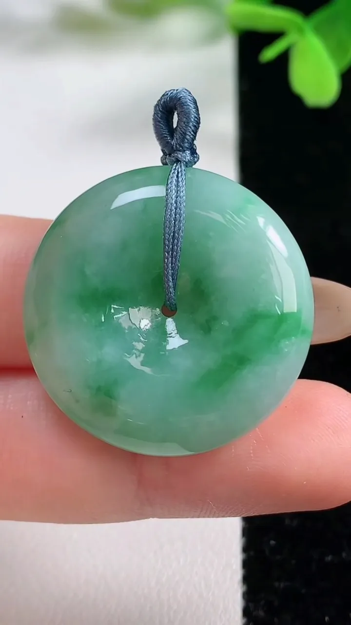 天然A货翡翠平安扣吊坠，尺寸28.2-6.7，重量:11.62g
11月3日