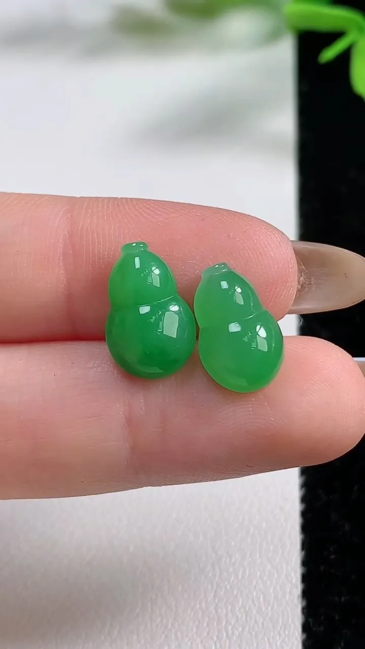 天然A货翡翠葫芦镶嵌件一对，尺寸12.8-6.7-4.2，重量:1.66g
11月3日