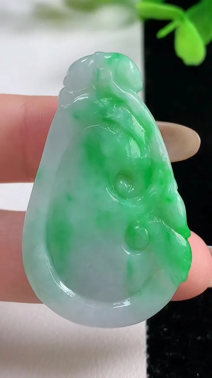 天然A货翡翠如意吊坠，尺寸44.8-28-6.8，重量:14.41g
11月3日