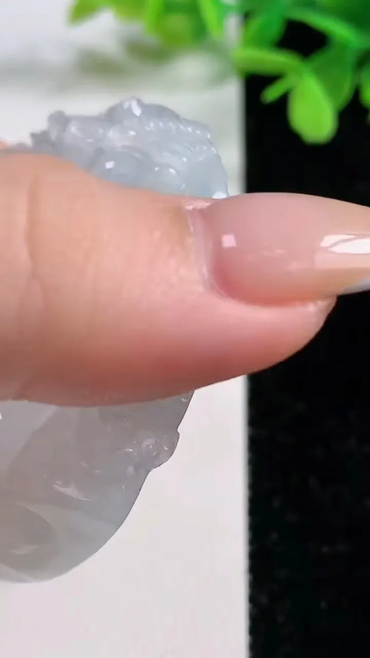 天然A货翡翠龙牌吊坠，尺寸54.6-11.2，重量:58.94g
11月3日