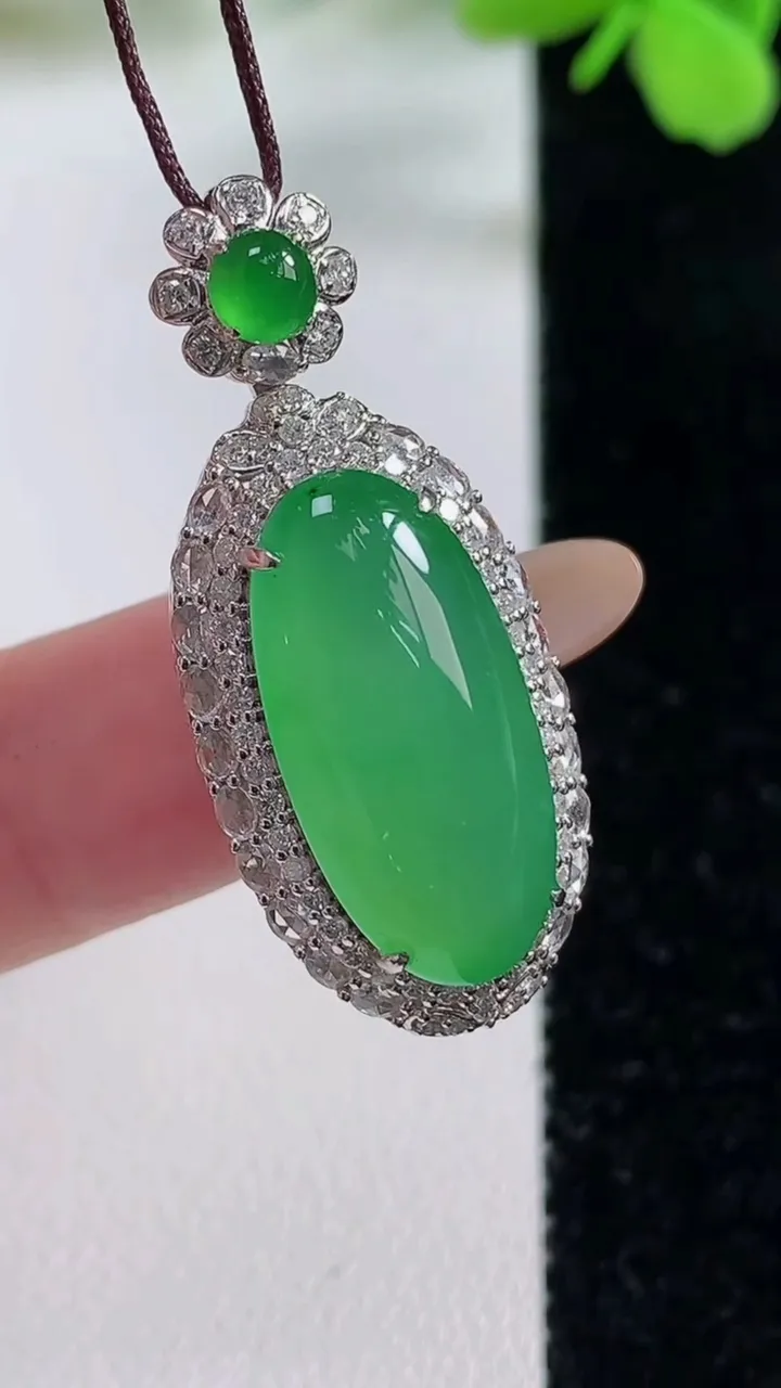 天然A货翡翠蛋面吊坠，尺寸35.4-14.8-10.2，裸石20.6-10.8重量:6.44g
11