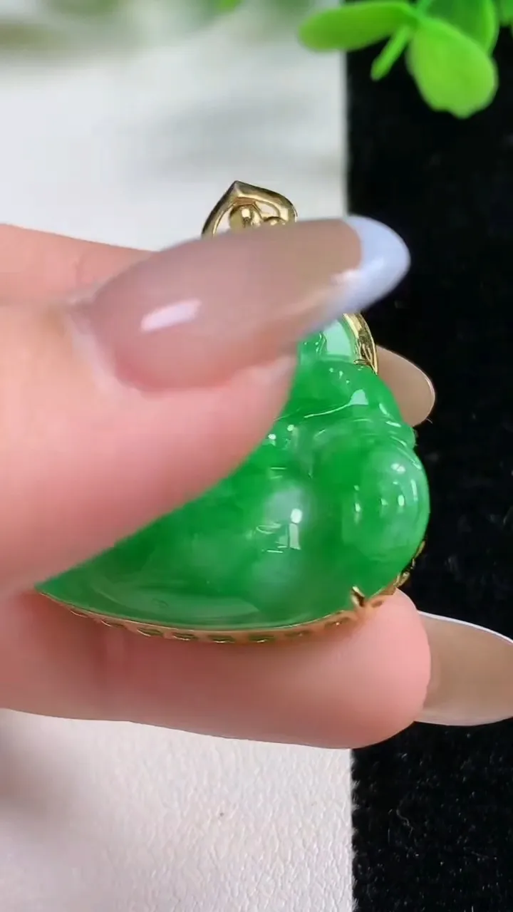 天然A货翡翠平安扣吊坠，尺寸34.8-5.5，重量:15.29g
11月3日