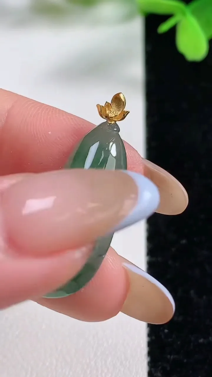 天然A货翡翠福瓜吊坠，尺寸27.2-10.2-5.3，重量:3.07g
11月3日