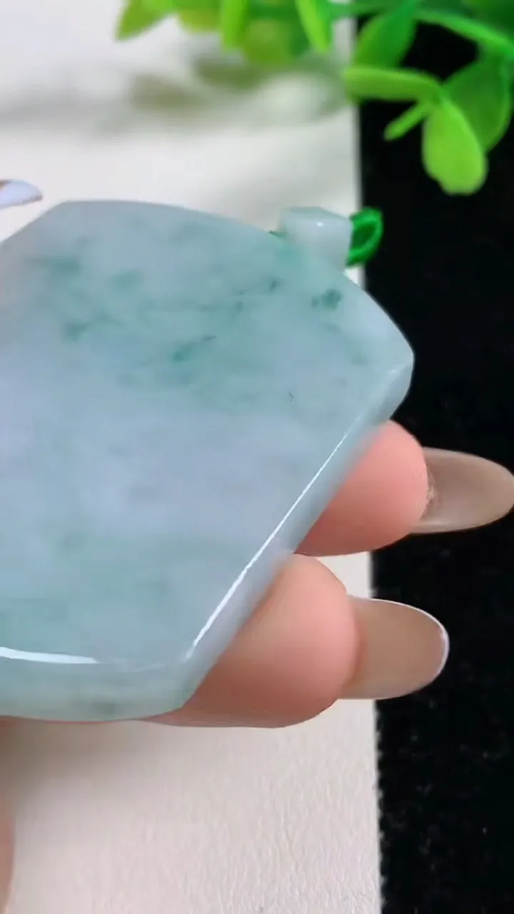 天然A货翡翠飘花无事牌吊坠，尺寸55.4-41.6-6.1，重量:38.64g
11月3日