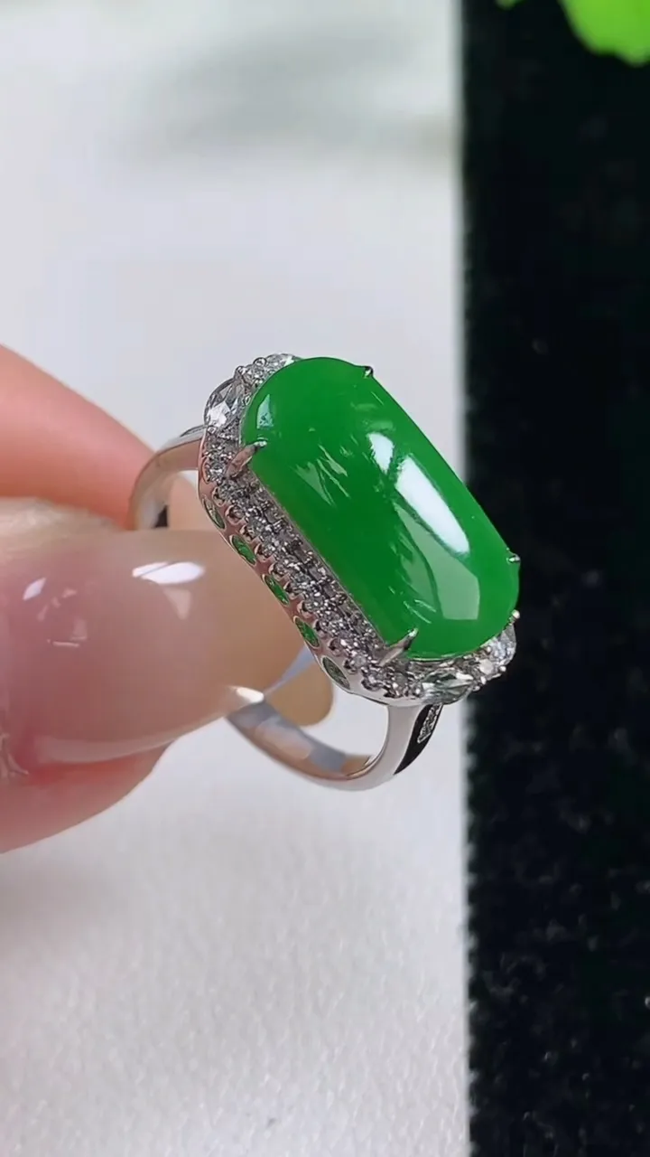 天然A货翡翠马鞍戒指，尺寸17.5-7.8-15-6.8，重量:2.91g2025年11月3日
工厂直销收藏佳品,种好水足，色泽均匀，有种有色，上手高大气！