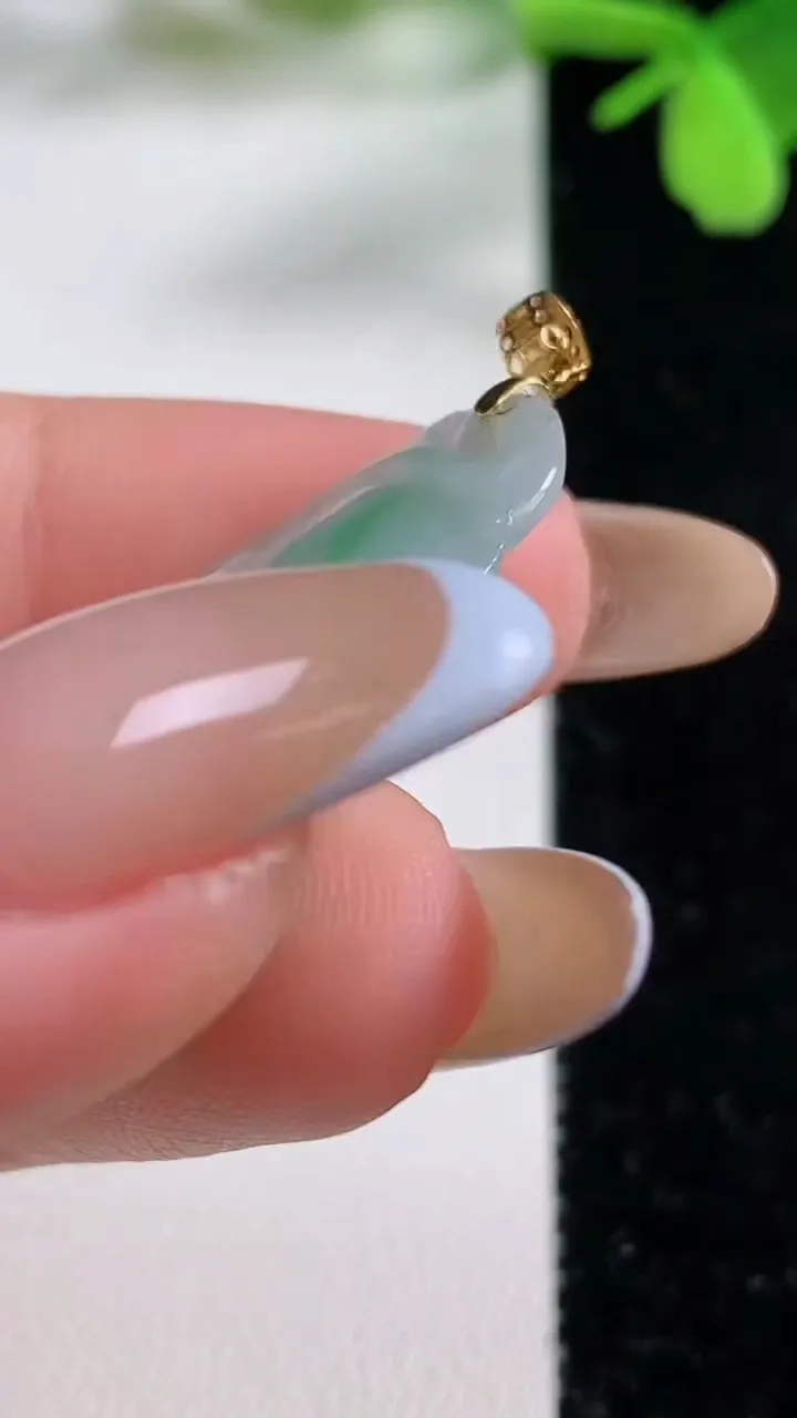 天然A货翡翠如意吊坠，尺寸32.8-19-4，重量:4.33g
11月3日