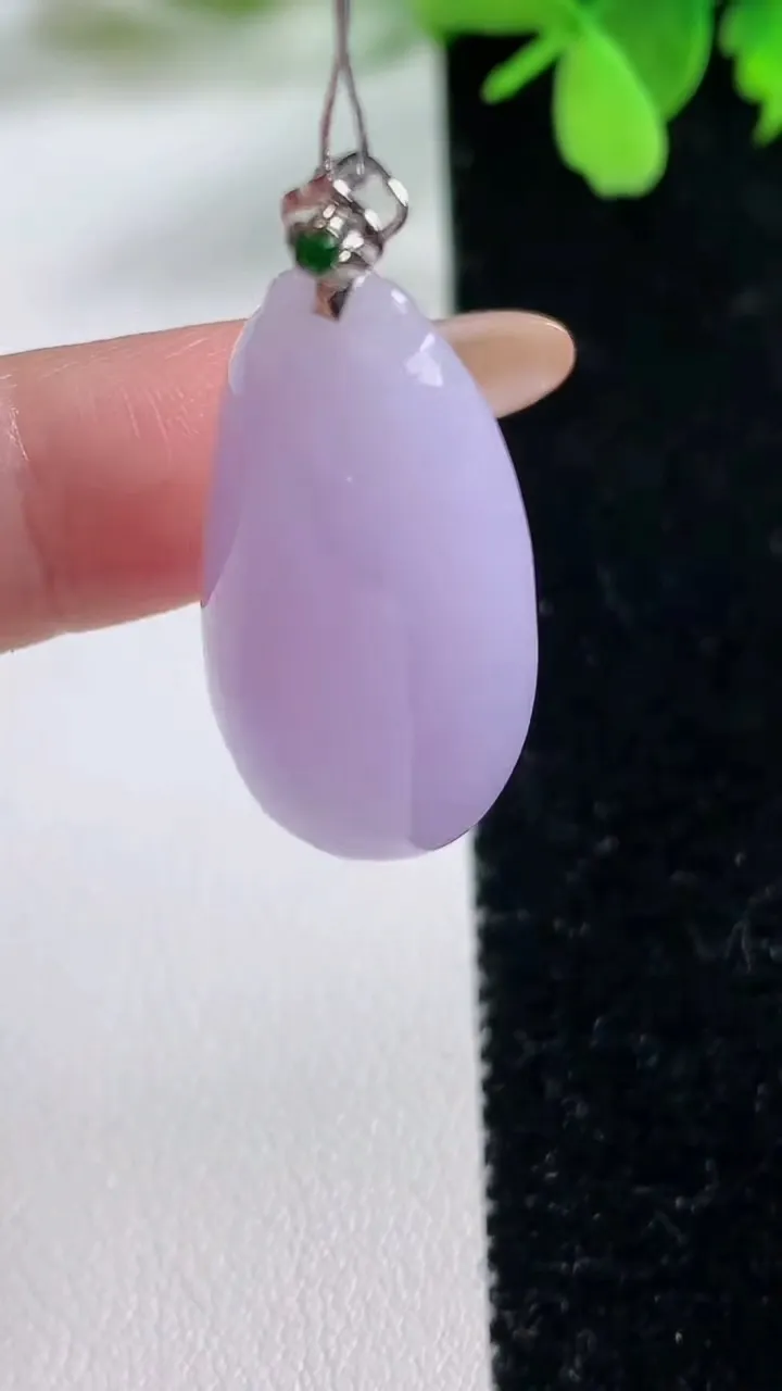 天然A货翡翠18K金紫罗兰福瓜吊坠，尺寸33.4-16-9.5，重量:9.47g
11月3日