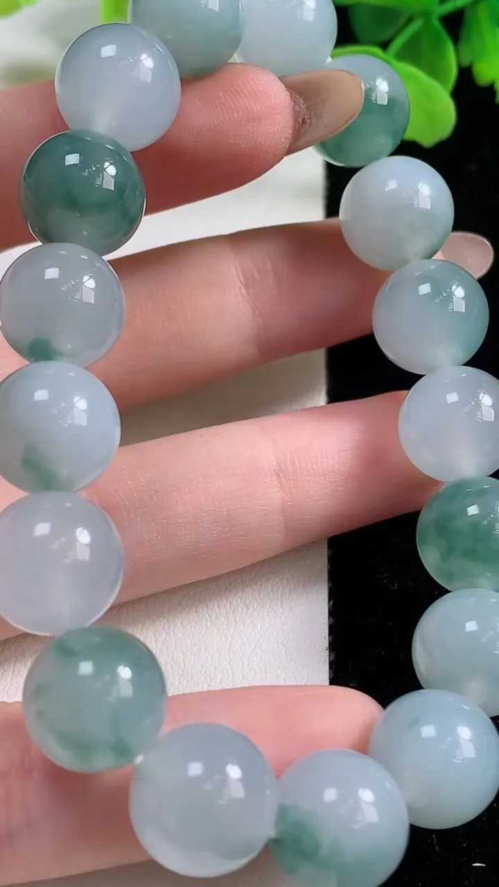 天然A货翡翠种飘花圆珠手串，尺寸11.8-17颗，重量:47.12g11月3日
工厂直销收藏佳品,种好水足，色泽均匀，有种有色，上手高大气！